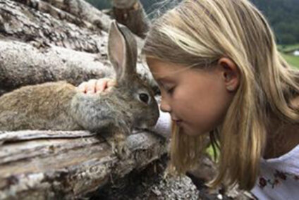 IMG__0001_csm_TVBStubaiTirol_Maedchen_mit_Hase-lores_20c6283158